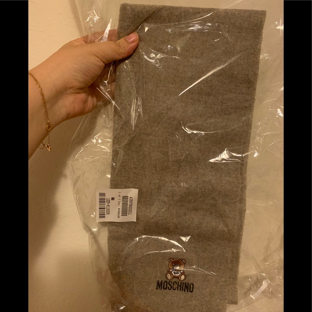 moschino wool scarf